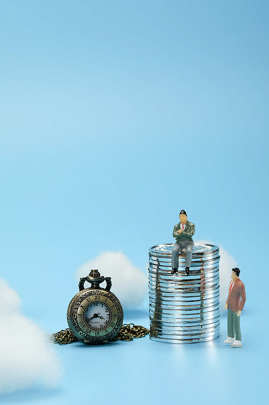 创意微缩小人怀表货币金融保险物品摄影图片-众图网