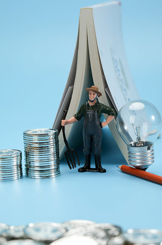 创意微缩小人书本电灯货币金融保险摄影图片-众图网