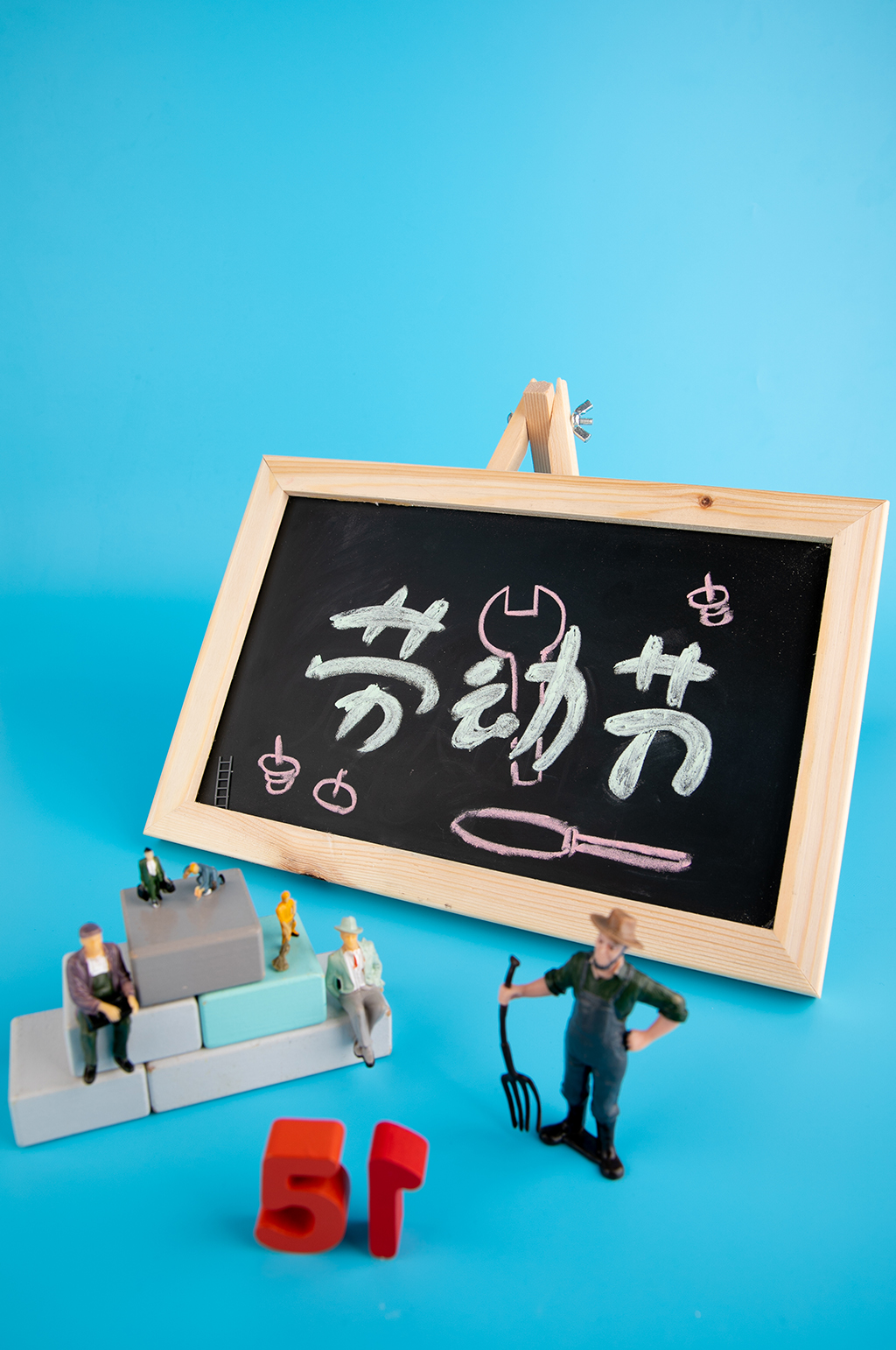 创意微缩小人五一安全生产劳动节摄影图片素材