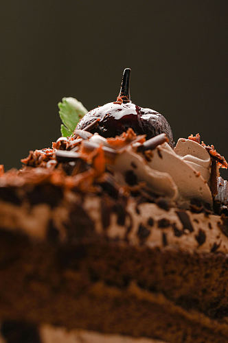 黑森林巧克力蛋糕美食西点甜点摄影图片