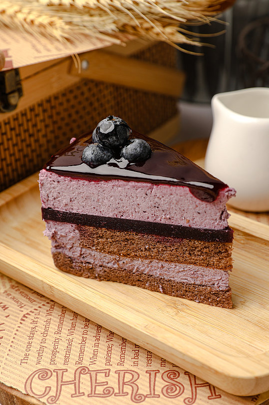 蓝莓慕斯蛋糕美食西点甜点摄影图片