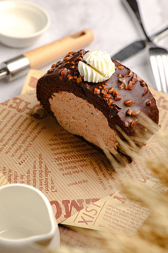 梦龙卷巧克力卷甜点西点美食摄影图片