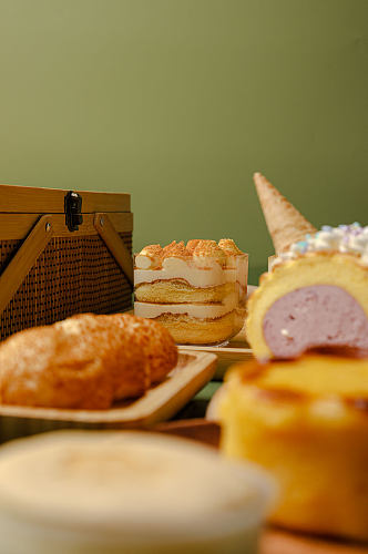 独角兽芋泥卷豆乳盒子甜点西点美食摄影图片