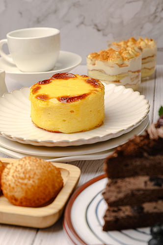 熔岩芝士蛋糕奶油泡芙甜点西点美食摄影图片