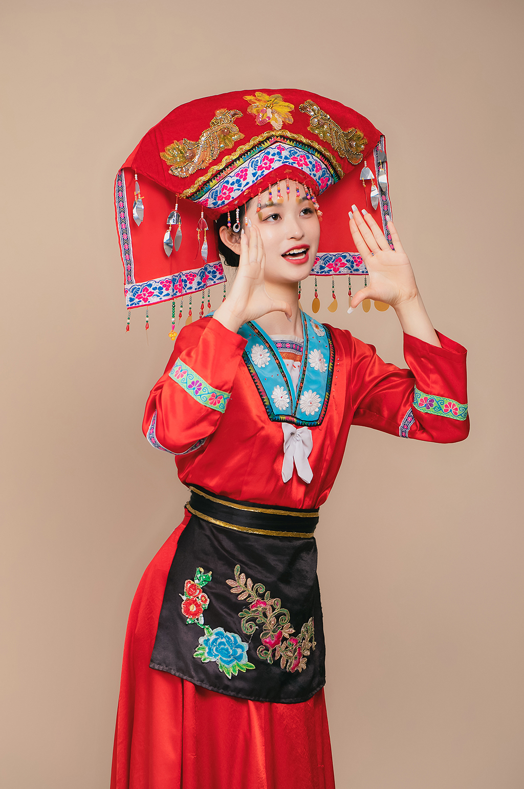 三月三壮族少数民族服饰女性人物摄影图片素材