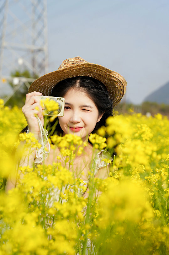 遮阳帽清新少女春季花季油菜花人物摄影图片