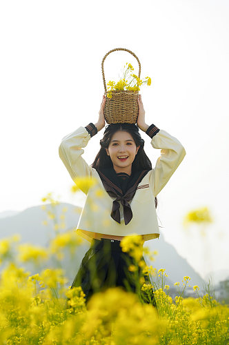 春日清新少女春季花季油菜花人物摄影图片