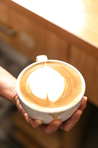 咖啡店饮品拉花拿铁咖啡摄影图片