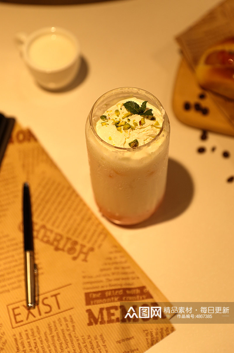 雪顶樱花草莓牛乳果汁饮料饮品摄影图片素材