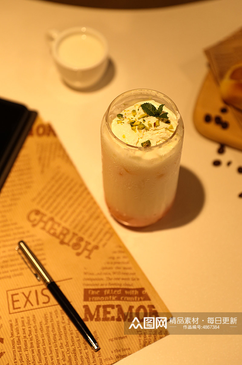 雪顶樱花草莓牛乳果汁饮料饮品摄影图片素材