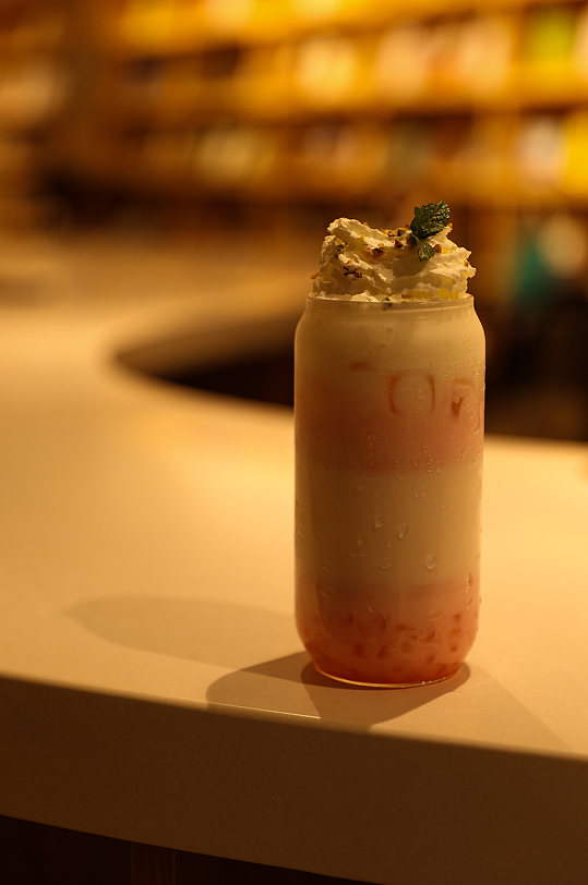 雪顶樱花草莓牛乳果汁饮料饮品摄影图片