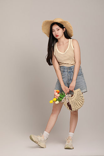 夏季青春元气少女春游郊游旅游旅行人物摄影图片