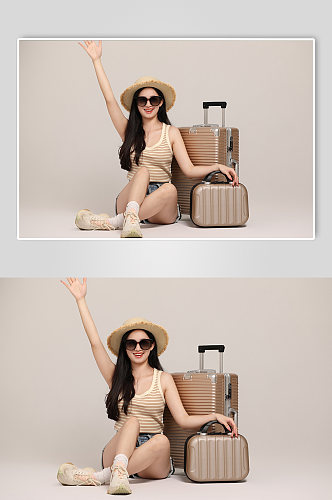 举手墨镜坐在地上行李箱旅行人物摄影图片