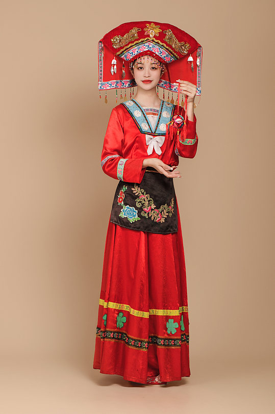 绣球三月三壮族少数民族服饰女性摄影图片