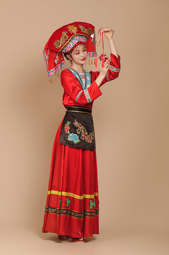 绣球三月三壮族少数民族服饰女性摄影图片