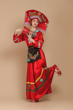 三月三壮族少数民族服饰女性腰鼓摄影图片