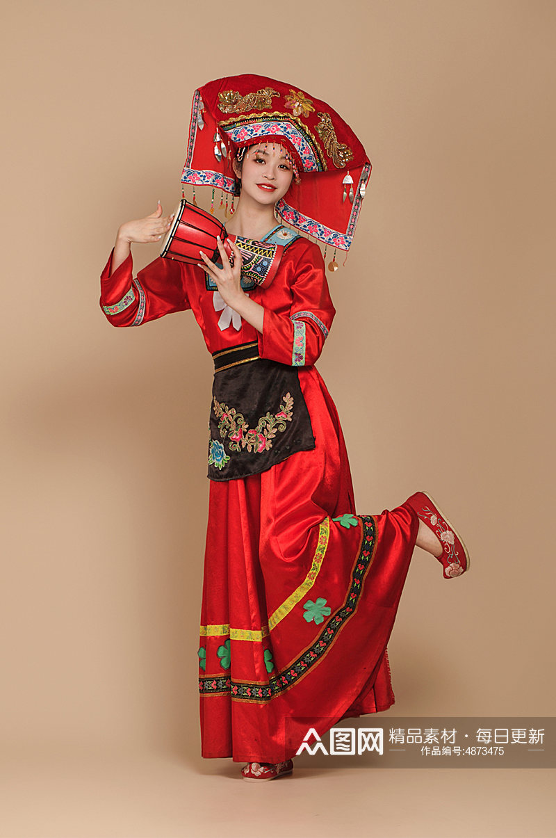 三月三壮族少数民族服饰女性腰鼓摄影图片素材