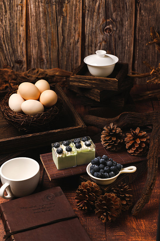 欧美风松果蓝莓蛋糕甜品美食摄影图片