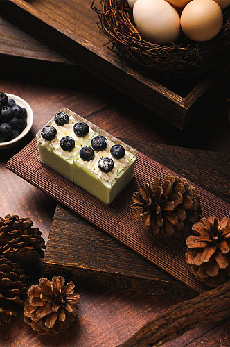 清新松果蓝莓蛋糕甜品美食摄影图片