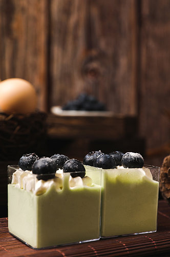 简洁松果蓝莓蛋糕甜品美食摄影图片