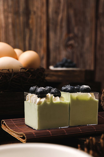 清新鸡蛋蓝莓蛋糕甜品美食摄影图片