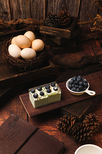 简洁鸡蛋蓝莓蛋糕甜品美食摄影图片