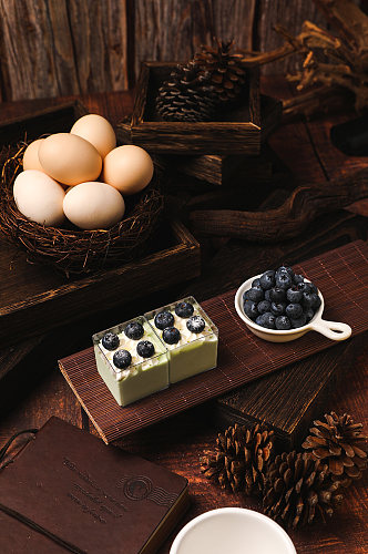 极简鸡蛋蓝莓蛋糕甜品美食摄影图片