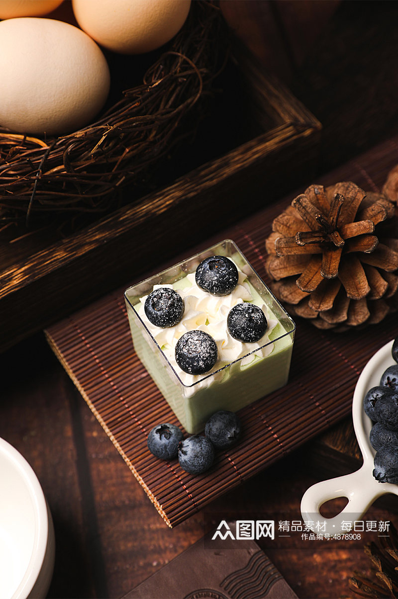 清新松果蓝莓蛋糕甜品美食摄影图片素材