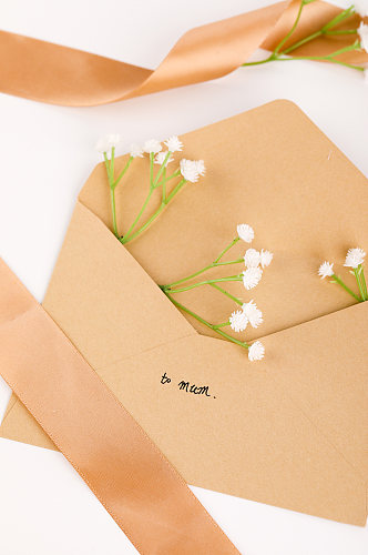 极简大气黄色信封带花母亲节物品摄影图片