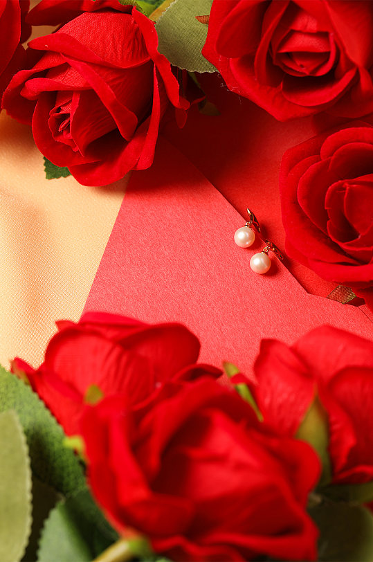 极简红色玫瑰花珍珠耳钉母亲节物品摄影图片