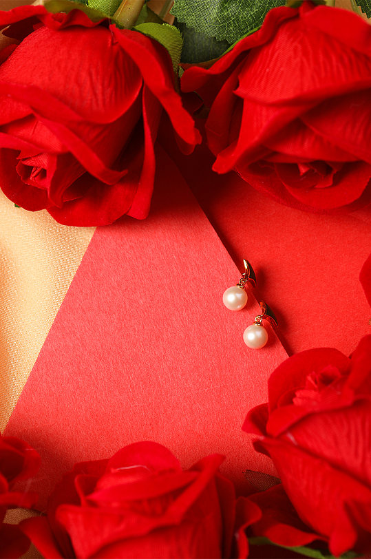 极简红色背景珍珠耳钉母亲节物品摄影图片