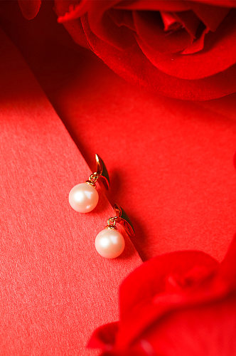 简洁红色背景珍珠耳钉母亲节物品摄影图片
