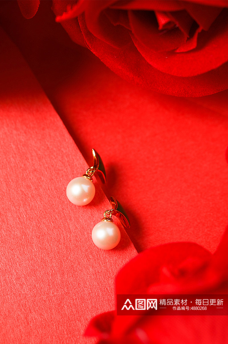 简洁红色背景珍珠耳钉母亲节物品摄影图片素材