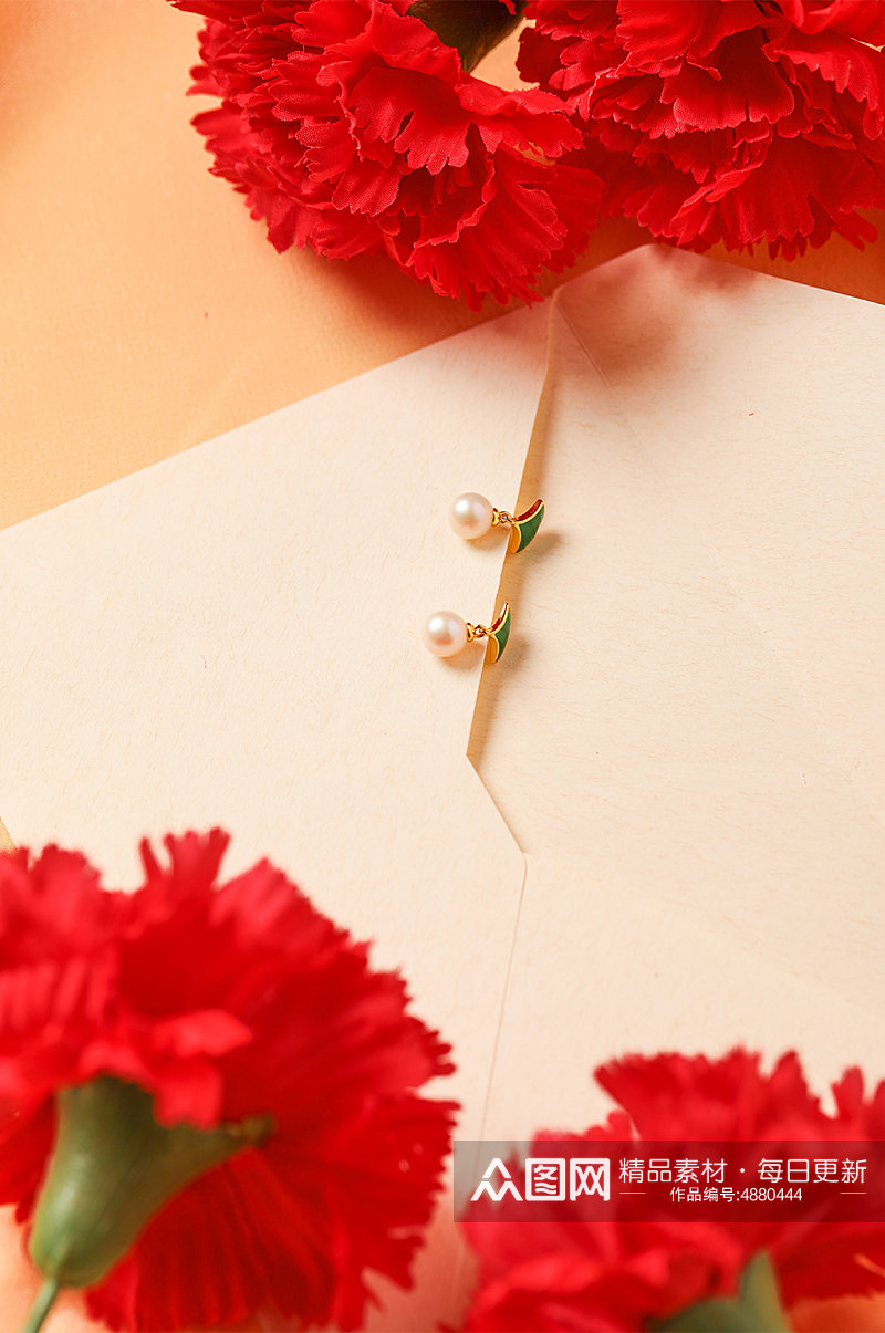 简洁红色康乃馨信封母亲节物品摄影图片素材