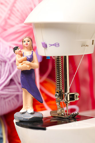 极简娃娃特写缝纫机母亲节物品摄影图片