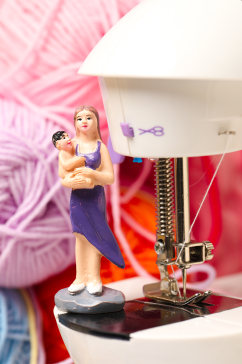 小清新风娃娃缝纫机线团母亲节物品摄影图片