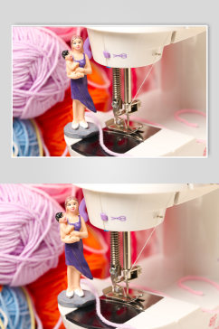 极简大气娃娃缝纫机线团母亲节物品摄影图片