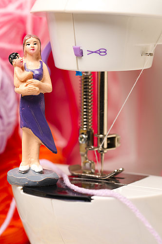 简洁娃娃缝纫机特写母亲节物品摄影图片