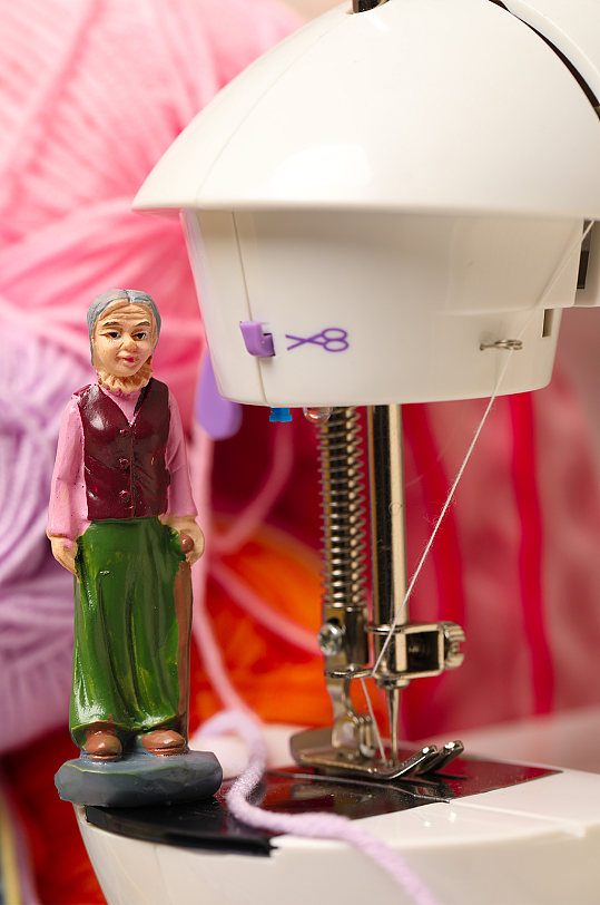 简洁娃娃缝纫机母亲节物品摄影图片
