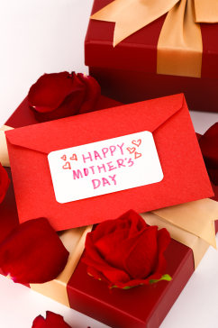 简洁玫瑰贺卡礼盒特写母亲节物品摄影图片