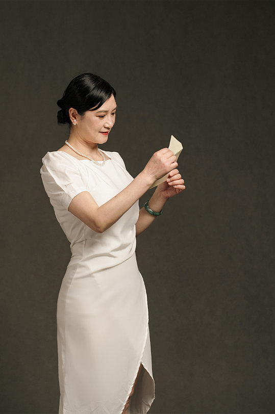 简约现代风优雅母亲节母亲人物摄影图片-众图网