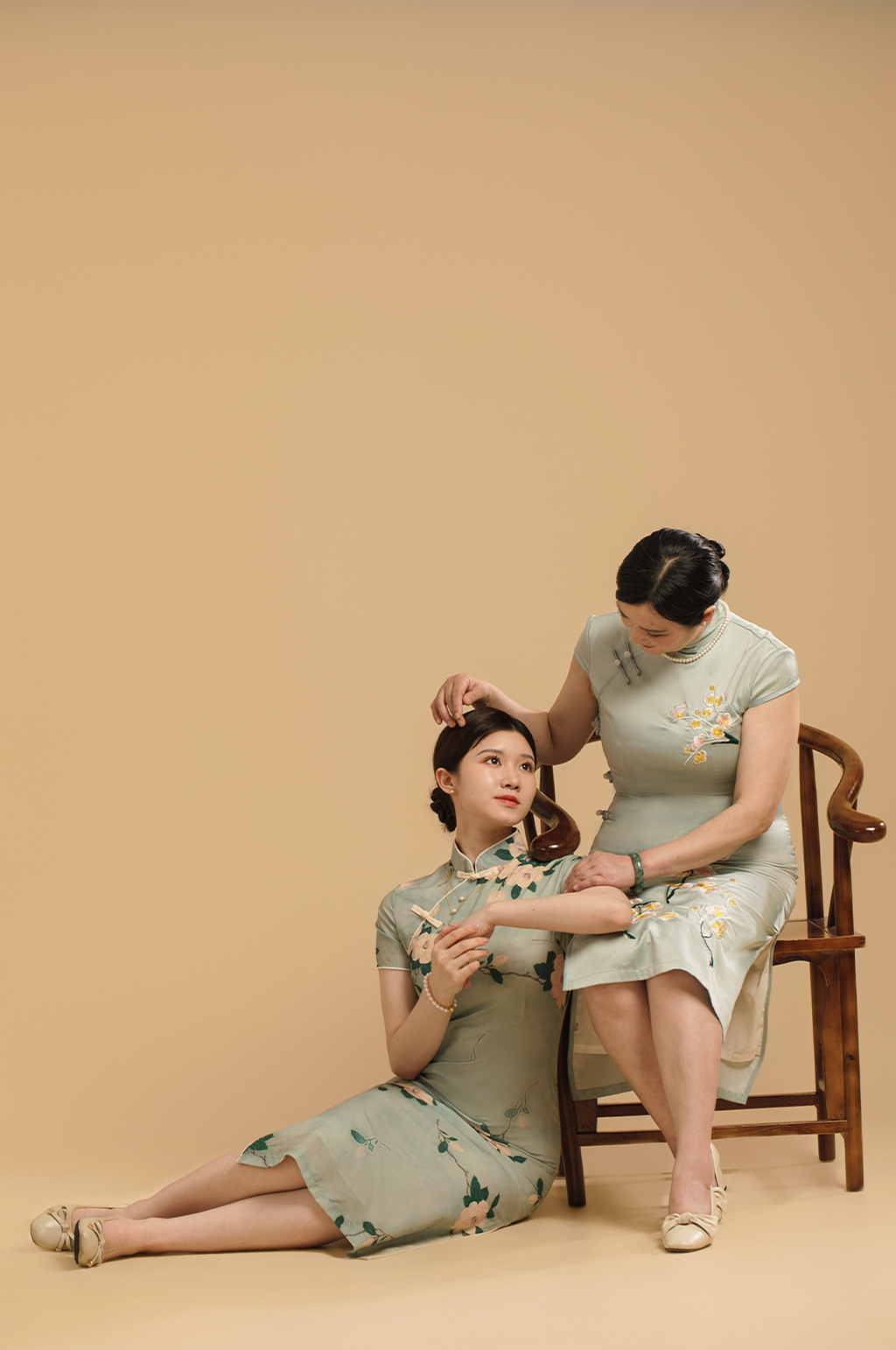 簡(jiǎn)約現(xiàn)代風(fēng)溫馨母女母親節(jié)母女人物攝影圖片素材