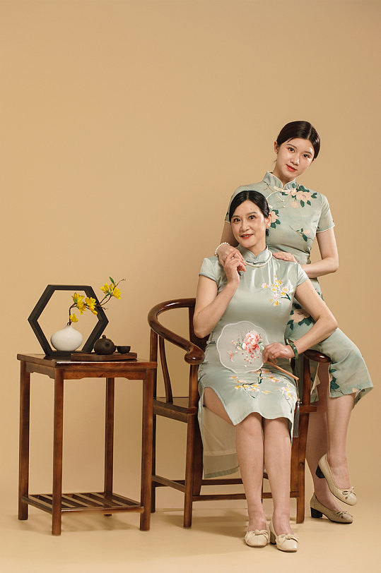 中国风温馨母女母亲节母女人物摄影图片-众图网