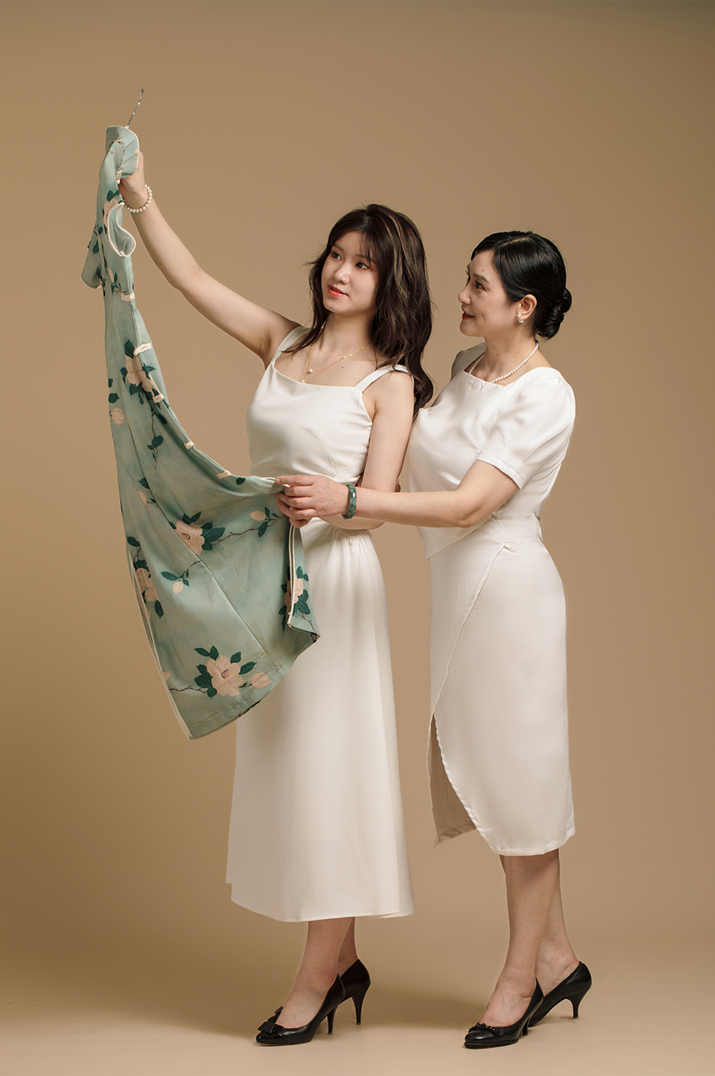 现代风母女手拿旗袍母亲节母女人物摄影图片素材