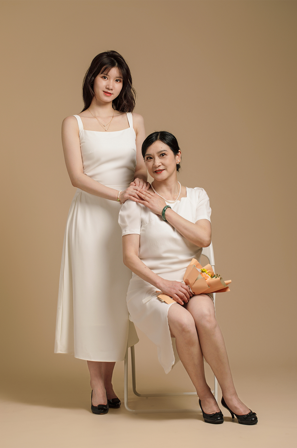 简约现代风温馨母女母亲节母女人物摄影图片素材