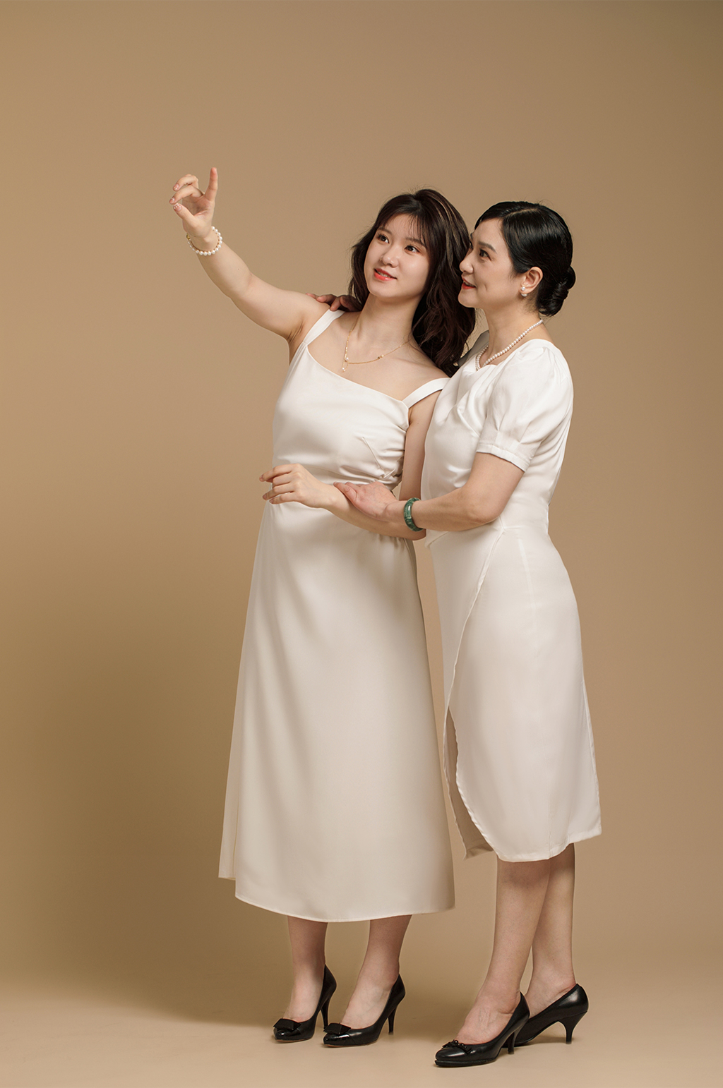 簡(jiǎn)約現(xiàn)代風(fēng)溫馨母女母親節(jié)母女人物攝影圖片素材
