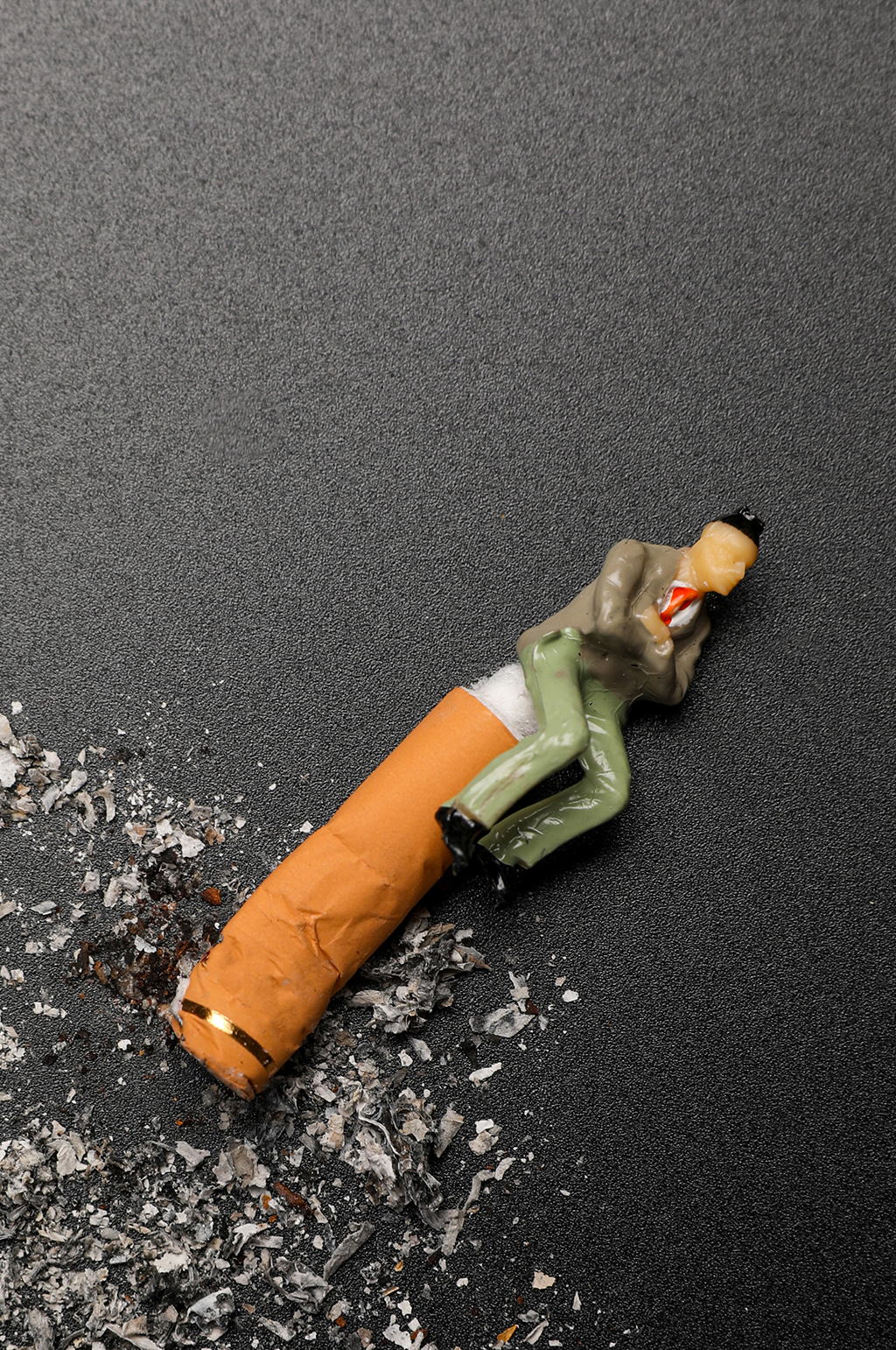 创意微缩小人世界禁烟日无烟日摄影图片素材