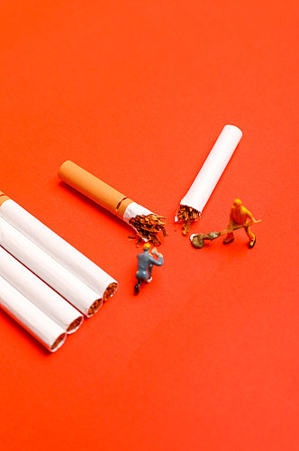 红色创意微缩小人世界禁烟日无烟日摄影图片