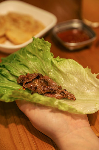 生菜包肉烤肉食物美食摄影图片