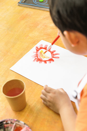 小朋友绘画水彩画六一儿童节人物摄影图片